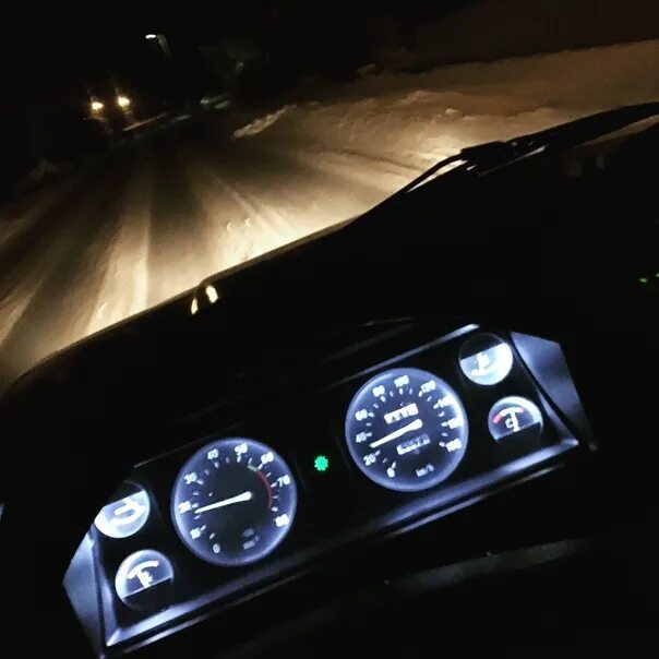 Ночью 7 утром 7. ВАЗ 2107 салон ночью. ВАЗ 2107 салон ночью зимой. Приборка ВАЗ 2107 ночью. Ночной спидометр ВАЗ 2107.