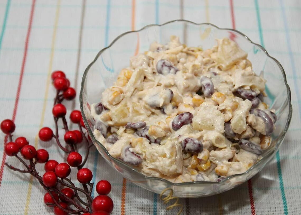 салат фасоль курица огурец яйцо. салат с фасолью и курицей. салат с фасолью консервированной курицей сыром. салат с куриной грудкой и фасолью. салат куриная грудка кукуруза фасоль.