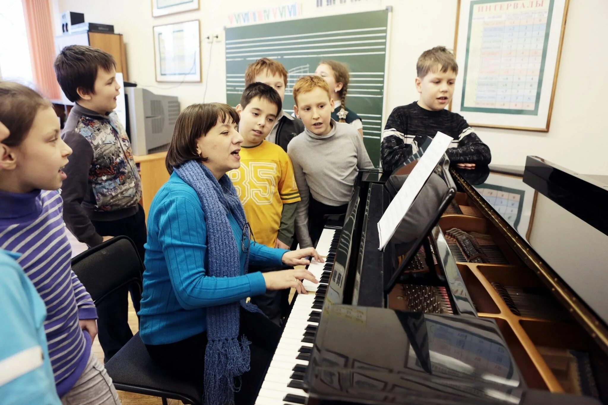 Занятие в музыкальной школе. Урок пения со школьниками. Ученики музыкальной школы. Урок вокала в музыкальной школе. Вокальная деятельность