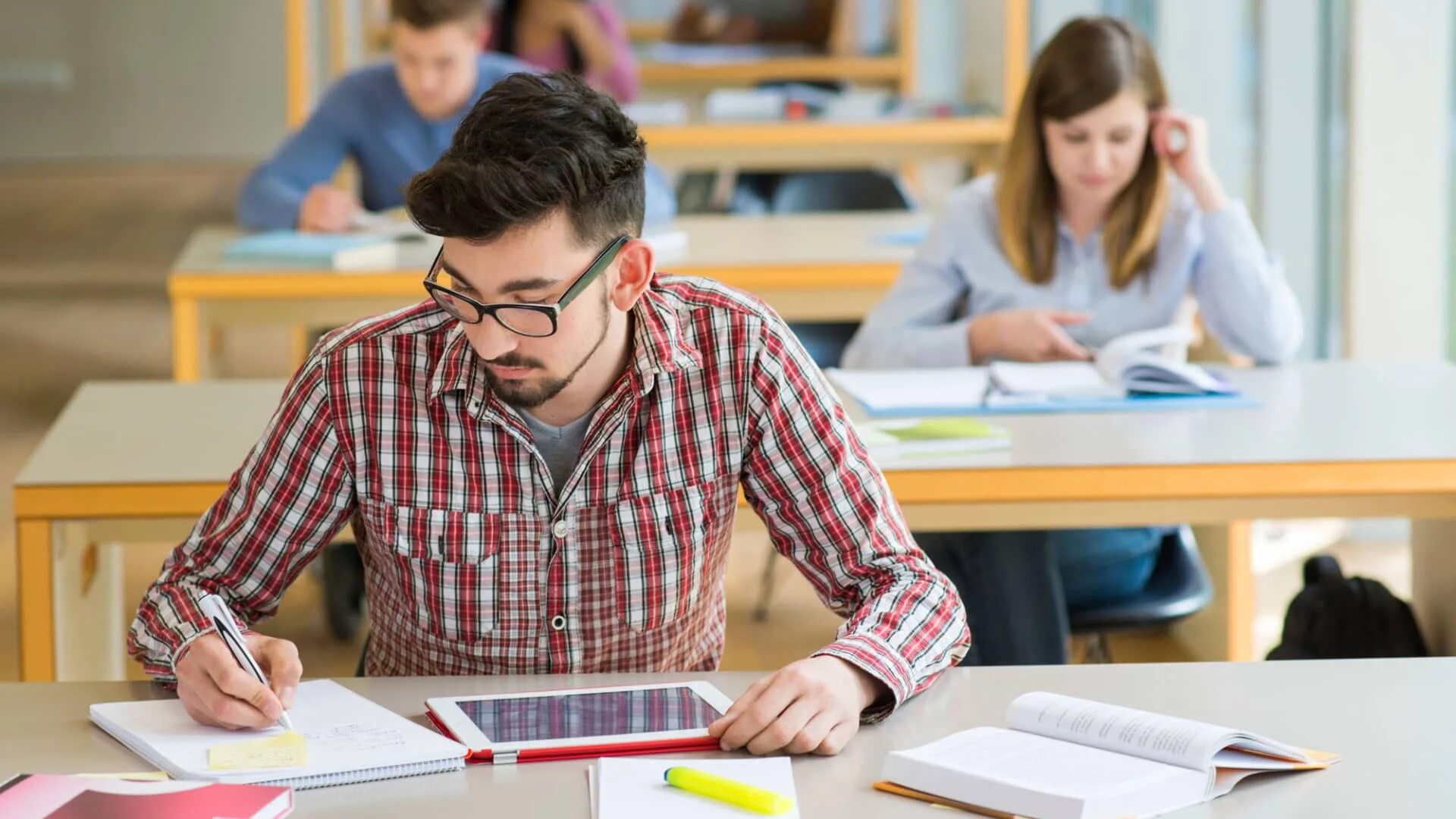 Ис студент. Начальное образование. Students studying in class. Студенты анализируют картинки. Big picture Learning школа.