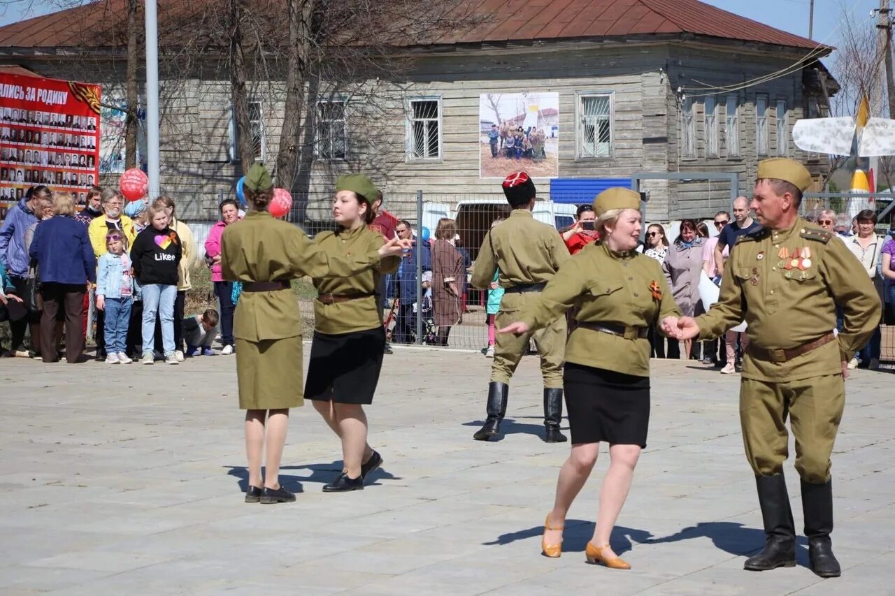 9 мая в пермском крае. Майкорский завод Пермский край. Майкор день посёлка. Майкор 9 мая. Деревня в Майкорском заводе Пермский край.