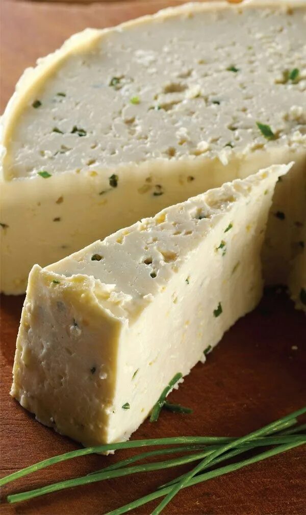 Сделать домашний сыр из творога рецепт. Домашний сыр. Сыр твердый. Домашний твердый сыр. Сыр с зеленью.