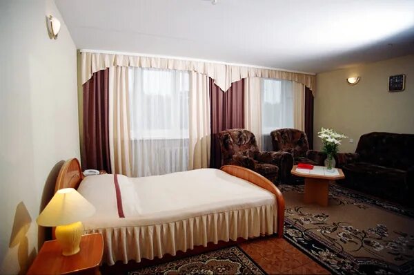 Гостиница омск левый берег. Гостиница молодежная холл. Гостиница аврора новосибирск. Гостиница амакс омск. Гостиница на омской.