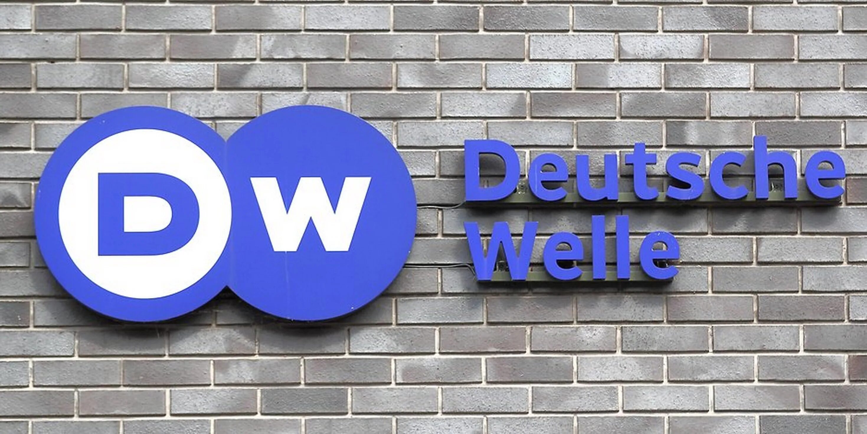 Дойч на ютубе на русском. Дойче велле. Deutsche Welle логотип. DW Телеканал. DW логотип.