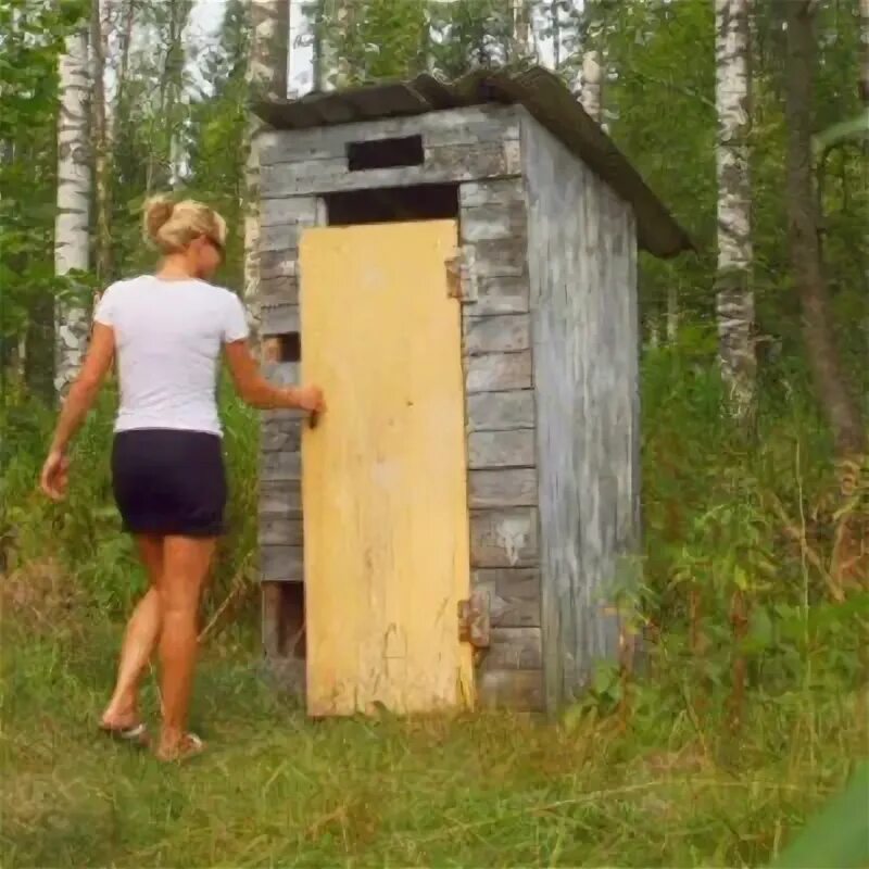 Девочка в сельском туалете. Женский деревенский туалет. Женщина в сельском туалете. Девочка в деревенском туалете. Девушки в туалете на улице
