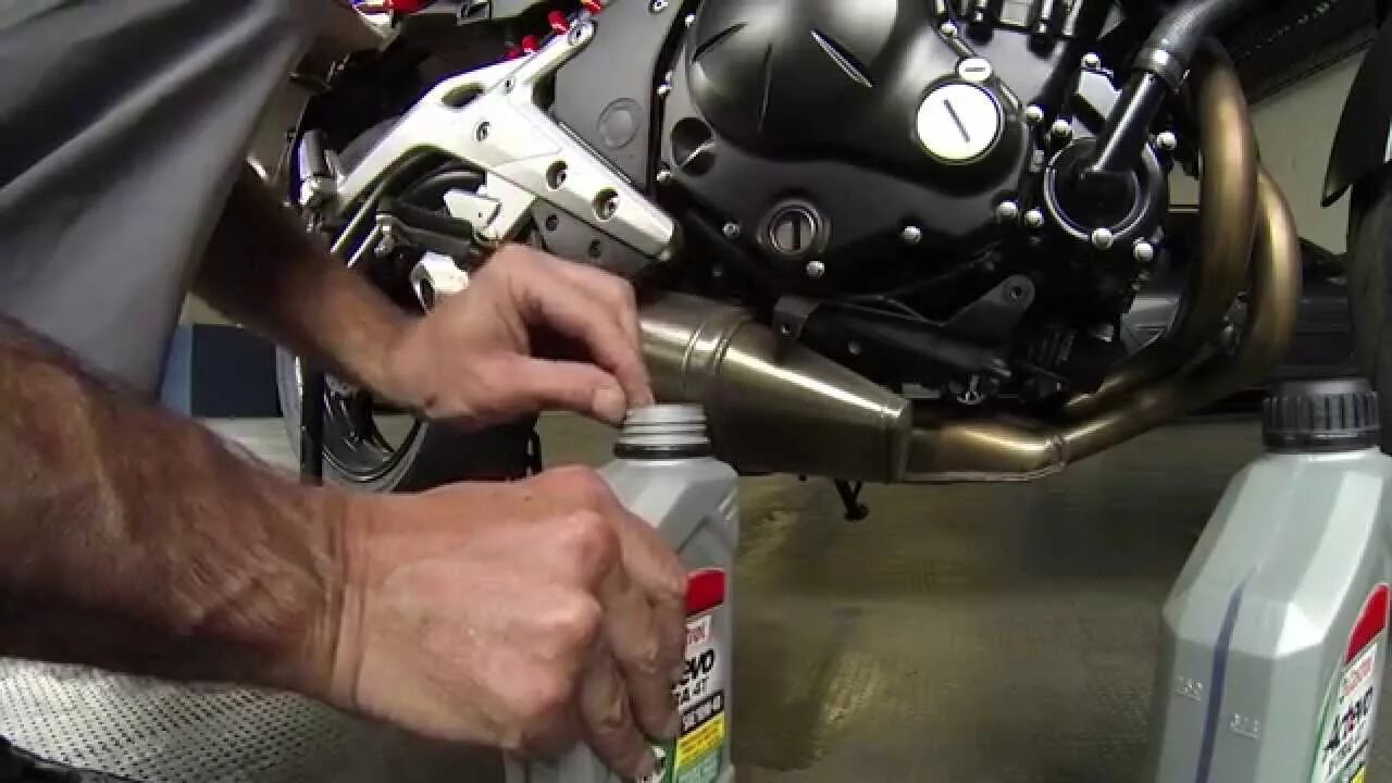 Вид масляного фильтра кавасаки 125 клх. Kawasaki ninja 300 двигатель. Замена масла кавасаки. Замена масляного фильтра кавасаки ззр 250. Масляный фильтр на кавасаки ниндзя 300.