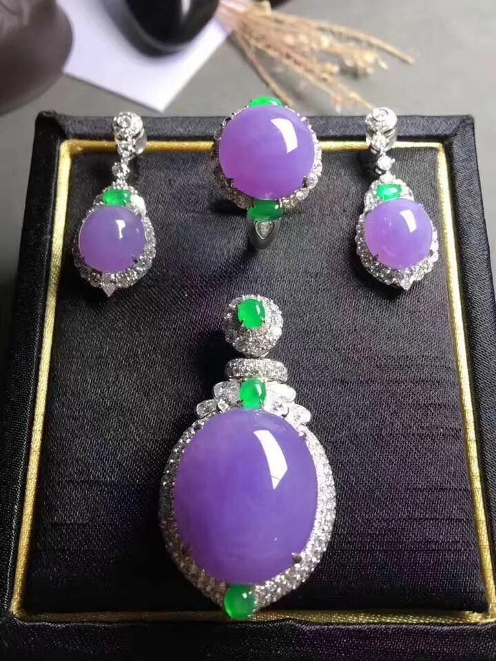 Jadeite & diamond, Sothesbys, Hong Kong Expensive necklaces, Bridal necklace des