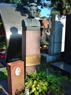 Кто из знаменитостей похоронен на новодевичьем