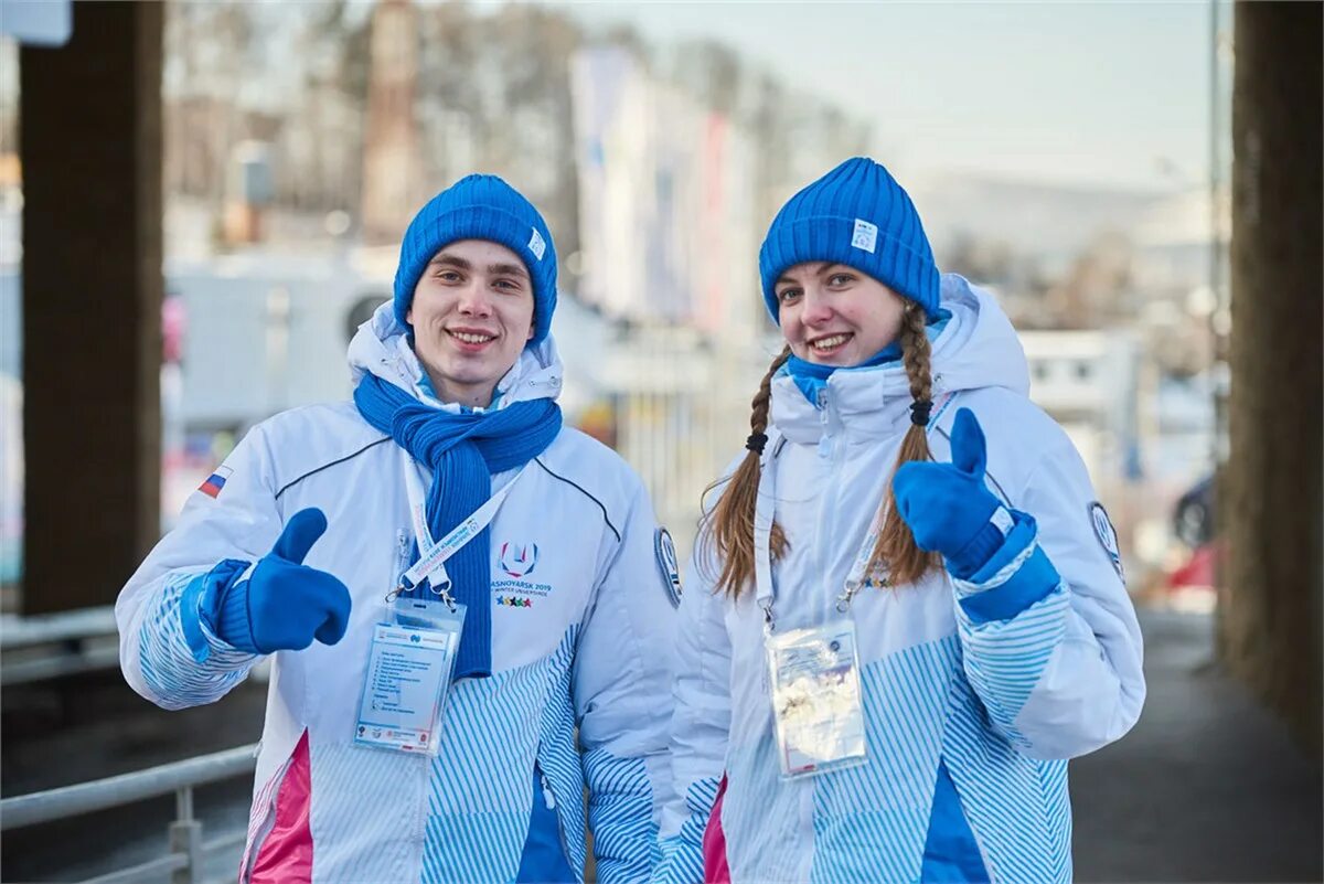 Одежда волонтеров. Волонтеры зимой. Волонтеры Универсиада. Зимняя форма волонтеров. Фэзимняч форма для волонтера.