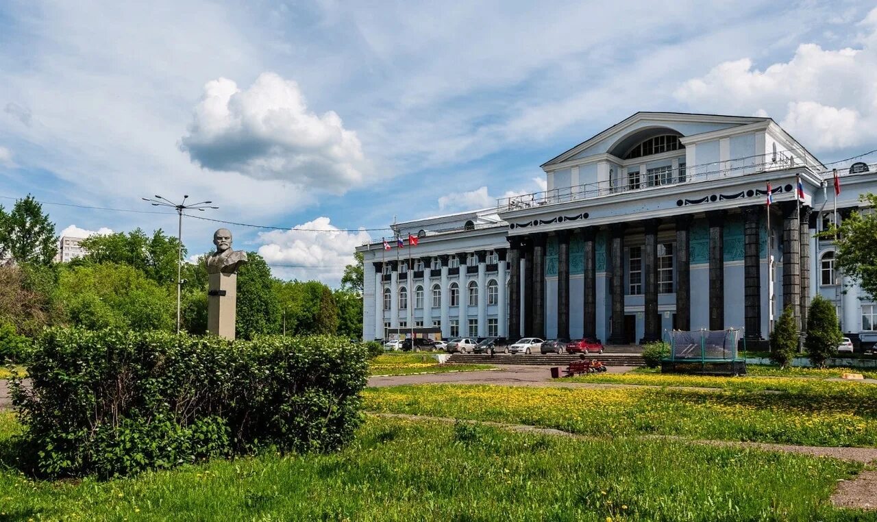 Кдц пермь. Дворец культуры имени в. и. Ленина (Пермь). Дворец имени Ленина Пермь. ДК им Ленина Пермь. КДЦ Мотовилиха Пермь.