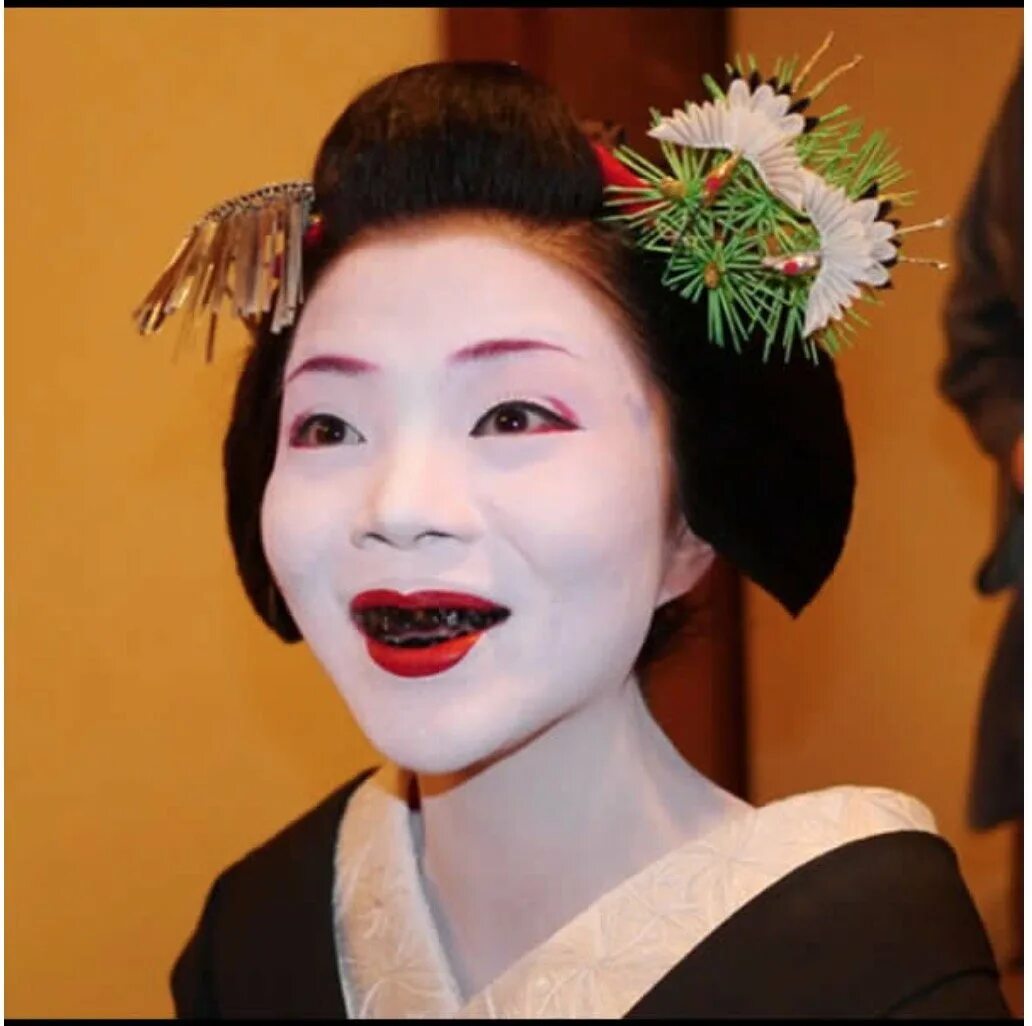 Охагуро-бэттари. Японская традиция охагуро. Охагуро чернение. Традиция «охагуро». Женщины черные зубы.