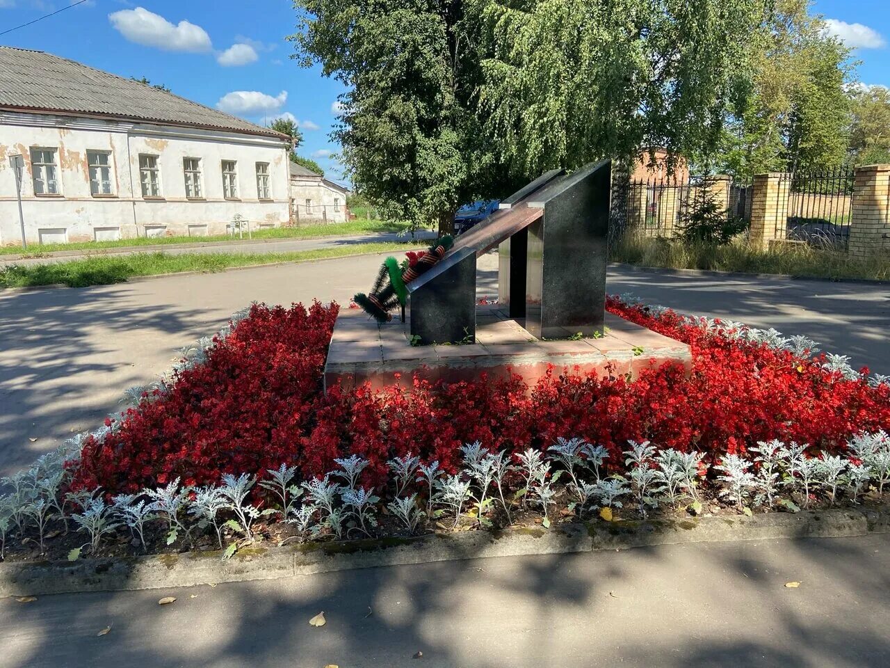 Боровичи памятники. Памятники в городе боровичи новгородской. Памятники города боровичи. Памятник швейной машинке. Боровичи памятники.