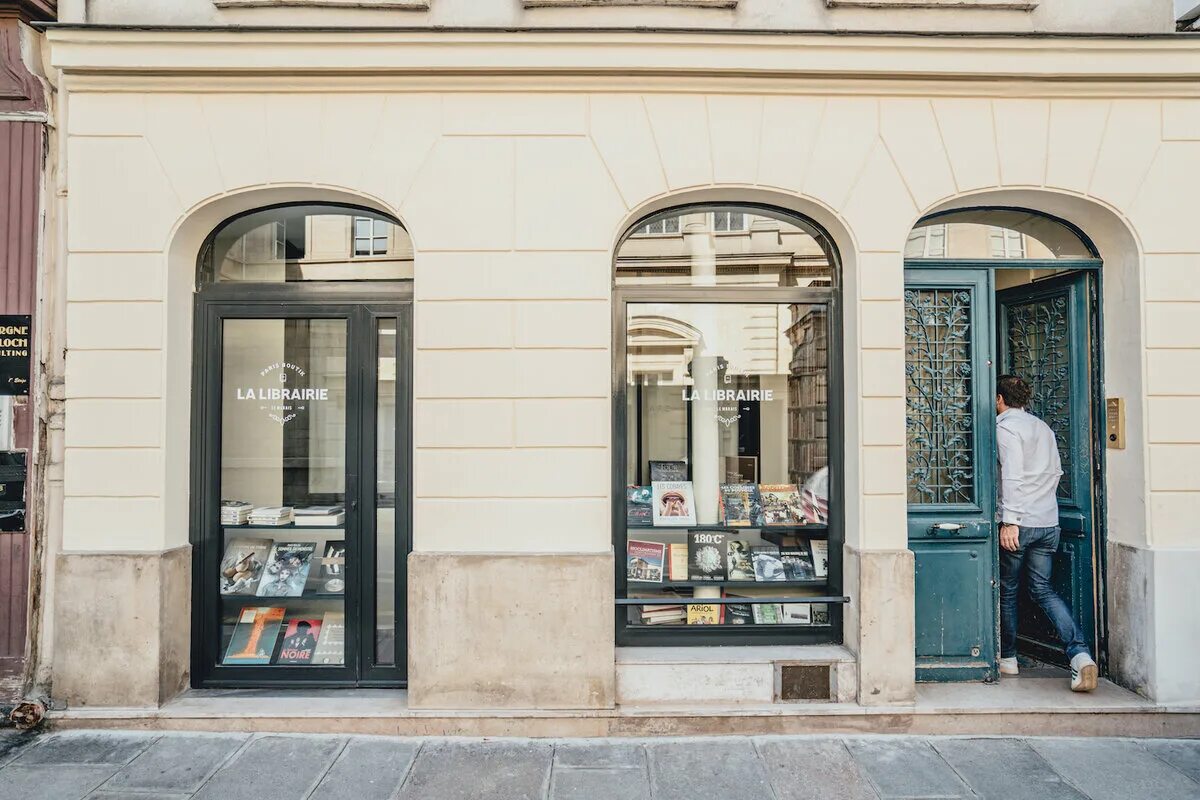 Книжный в париже 2025. Шекспир и компания книжный магазин париж. книжный магазин в париже. французская книжная лавка. париж магазины.