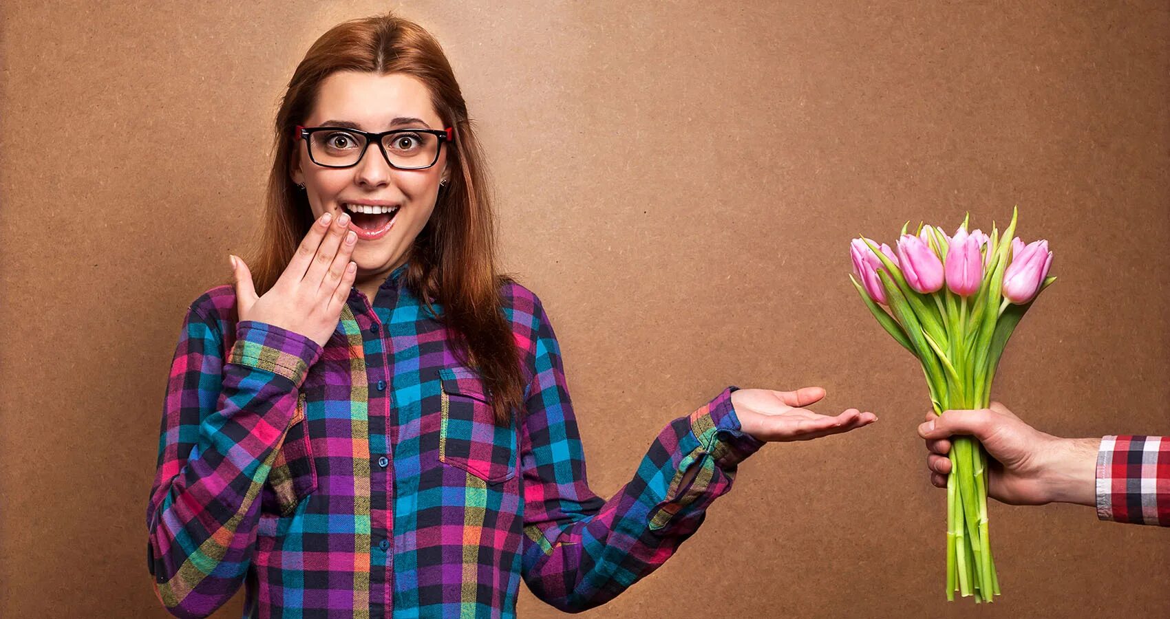 Цвети удивляй. Обрадованная девушка. Букеты из роз дипвотер. Девушка с цветами в голове. Цвети удивляй.