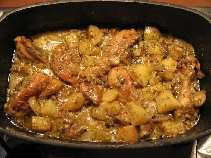 мясо с картошкой в духовк. говядина тушеная с картошкой в духовке. тушеная говядина с картошкой. жареная картошка с мясом на сковороде. рецепт мяса с картошкой на плите.