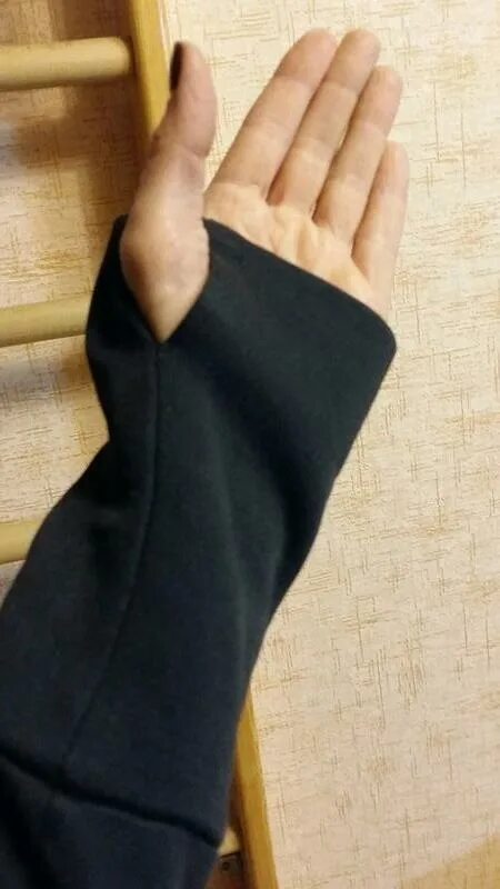 Манжет с дыркой для пальца. Манжет с прорезью для большого пальца. Рукав с прорезью для пальца. Рукав с прорезью для пальца. Рукав с прорезью для пальца.