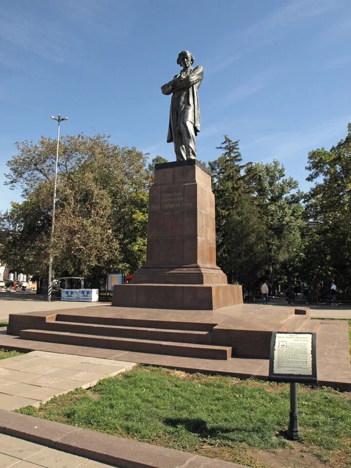 Памятники саратова. Памятники Саратова памятники Саратова. Саратов достопримечательности памятник Чернышевскому. Памятника Чернышевскому и Гагарин. Памятники в Саратове названия Чернышевскому.