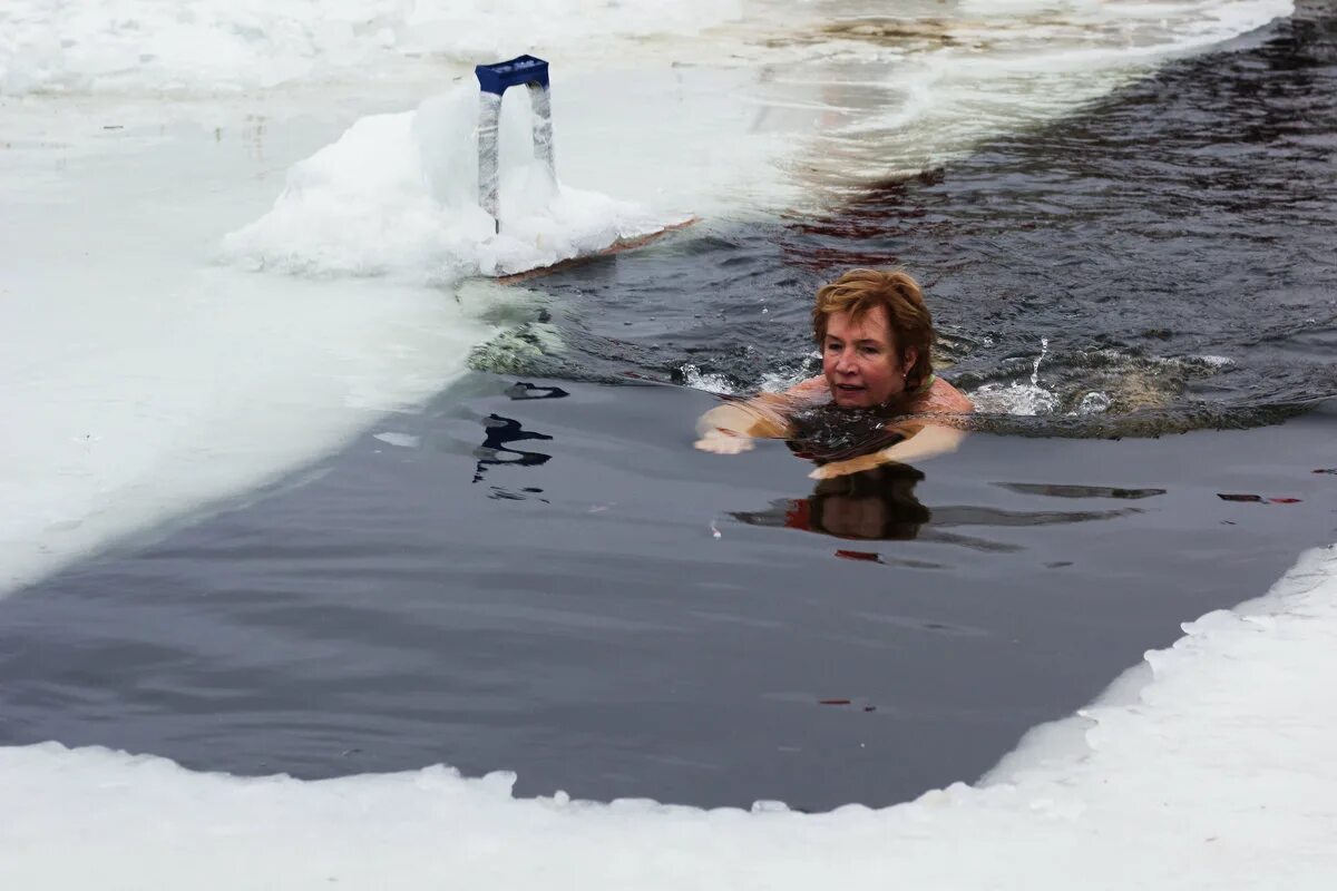 Купание в ледяной воде. Зима плавать. Купаются зимой. Купание зимой в проруби. Моржевание закаливание.