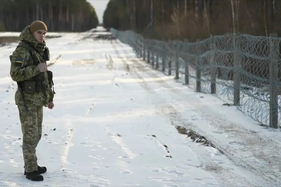 Украина граница мужчины. Закрытые границы.