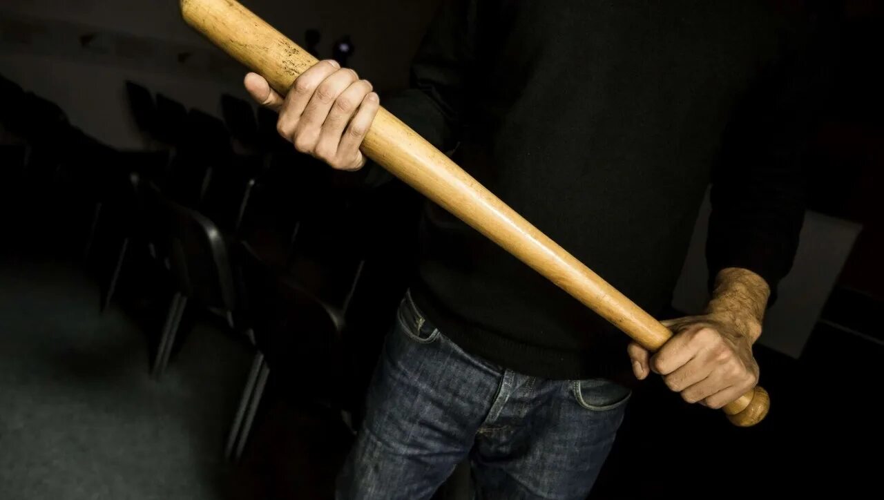 Бита в руке. Избил бейсбольной битой. Ударил битой по руке. Дубинка в руке. Бита.