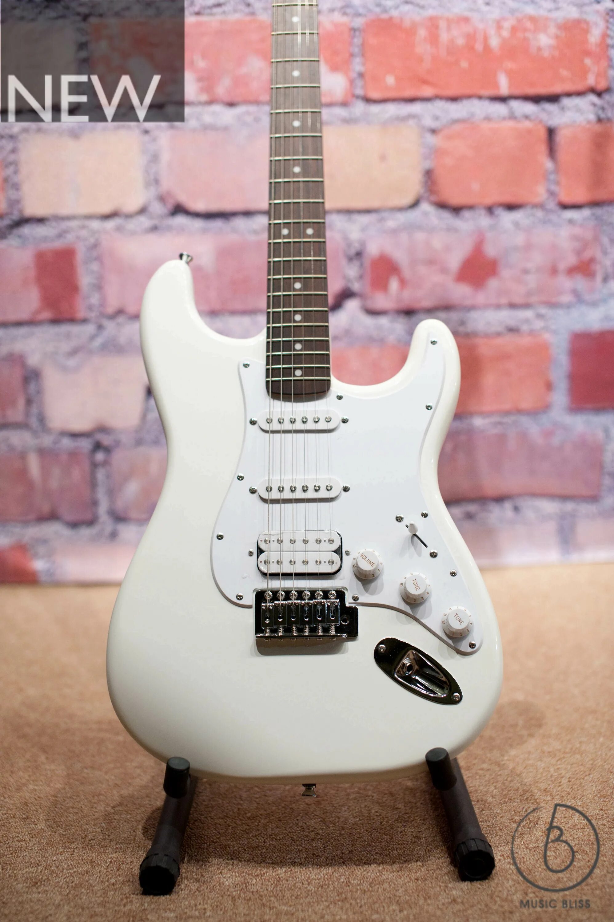 Squier Bullet Stratocaster HSS with Tremolo. Squier Bullet Stratocaster HSS Tremolo Arctic White. Squier Bullet Strat. Фендер скваер буллет.