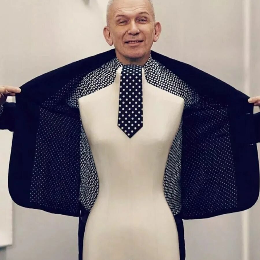 Карл лагерфельд модельеры. Жан поль готье. Модели на подиуме. Карл отто лагерфельд. Джамбаттиста валли красное платье.