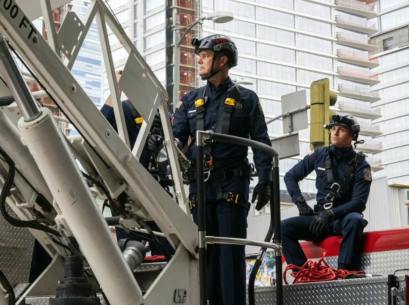 Служба спасения 911 4. 911 служба спасения 1 сезон. 911 служба спасения сериал. Служба спасения 911 4. 911 служба спасения сериал карен.