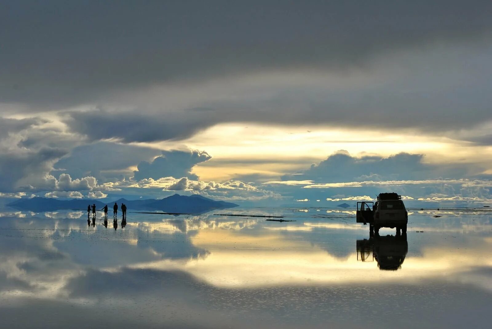 Озеро в боливии. Салар де Уюни Боливия. Солончак Уюни Боливия. Озеро солончак Уюни. Солончак Салар-де-Уюни.