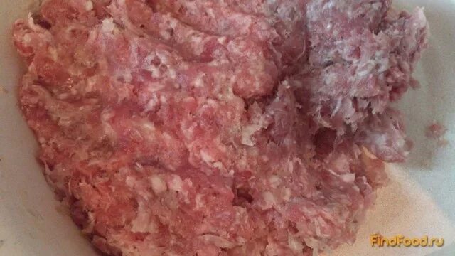 Характеристика полуфабрикатов из рыбной котлетной. Смешивание фарша и хлеба. Полуфабрикат зразы рубленные из котлетной массы. Куриные котлеты в панировке. В фарш добавить хлеб.