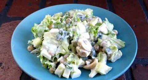 Вкусный салат с огурцами и горошком