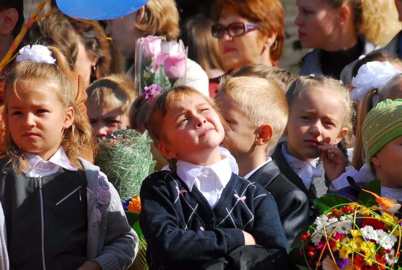 Первые дни в первом классе. Первоклашки на линейке. Первое сентября. День знаний. Дети на школьной линейке.