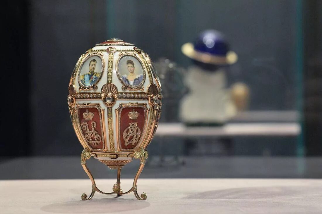 яйцо фаберже 1885 1891. императорские пасхальные яйца фаберже. фаберже музыка. фаберже музыка. густав фаберже ювелир.
