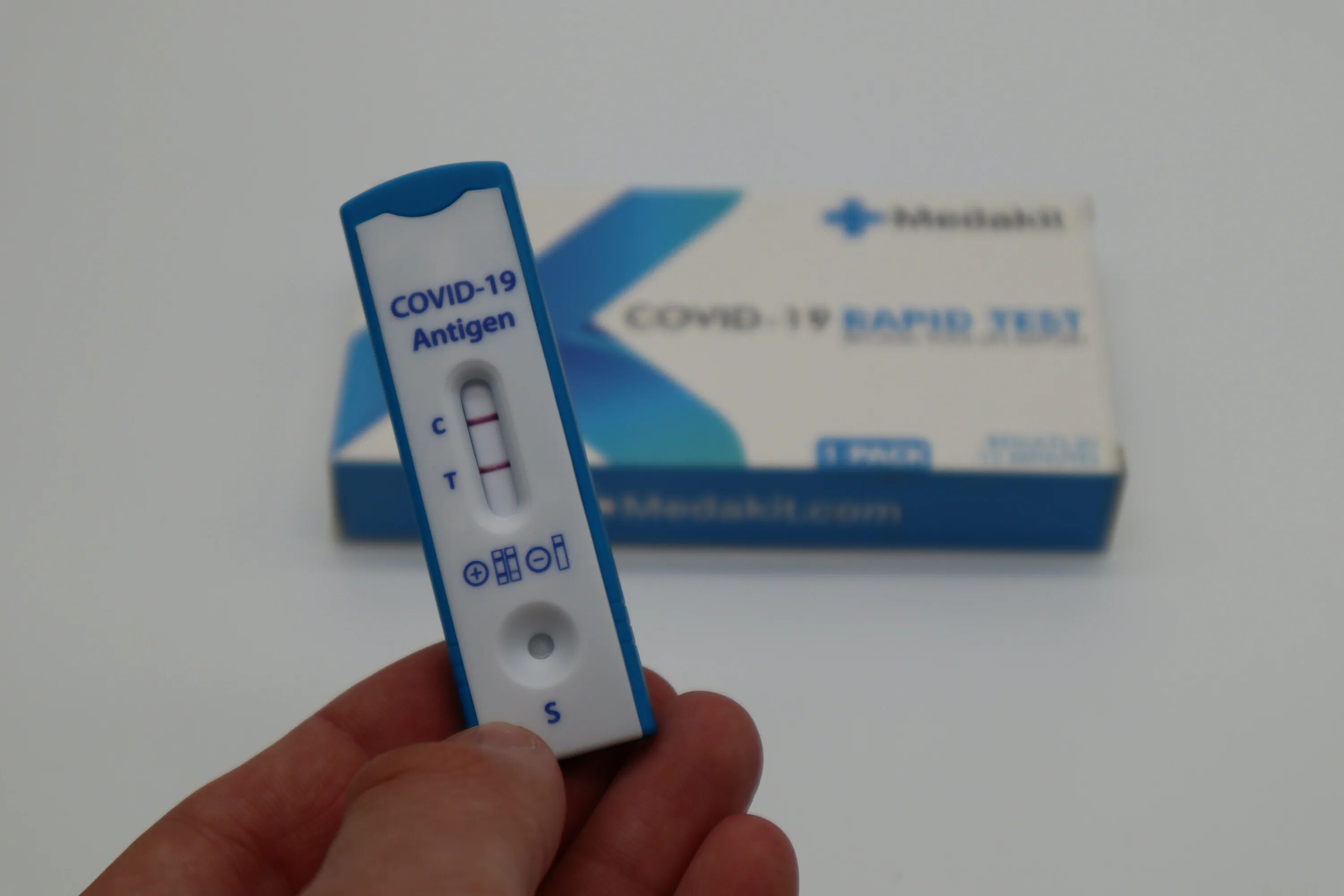 Лучшие тесты на ковид. Положительный экспресс тест на Covid. Положительный тест на коронавирус экспресс тест. Rapid Test covid19. Как выглядит положительный экспресс тест на ковид 19.