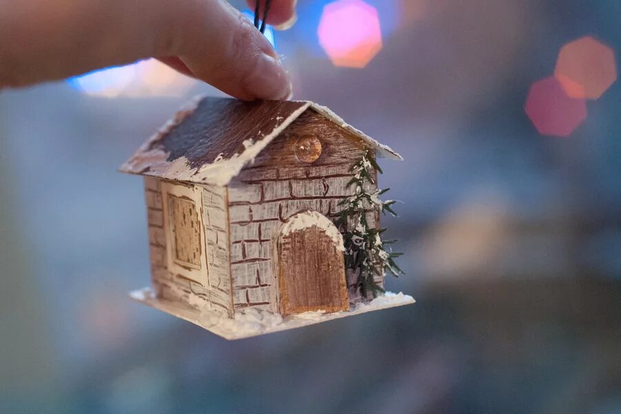 елочная игрушка домик из картона своими руками. картонный домик на елку. елочная игрушка домик из картона своими руками. домик на елку своими руками. елочная игрушка домик из картона своими руками.