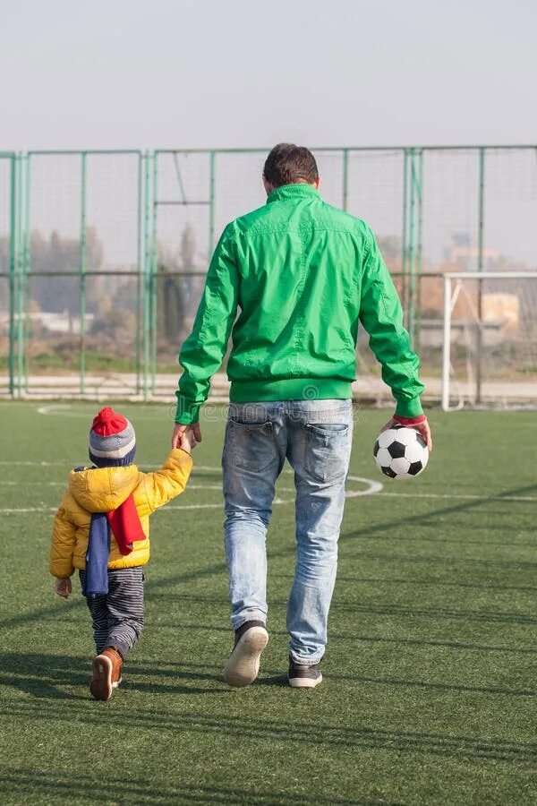Футбол с сыном. Отец и сын футбол. Футбол с папой. Фотосессия сын футбол. Папы играют в футбол