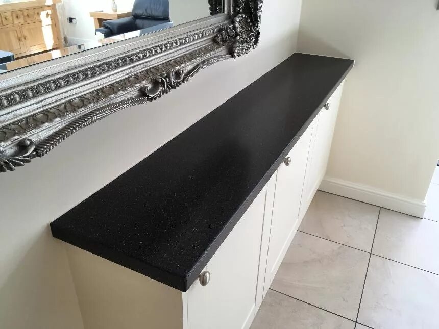 Столешница для кухни черная купить. Искусственного камня corian Black Quartz. Corian Deep Black Quartz. Corian столешница. Подоконники из искусственного камня corian.