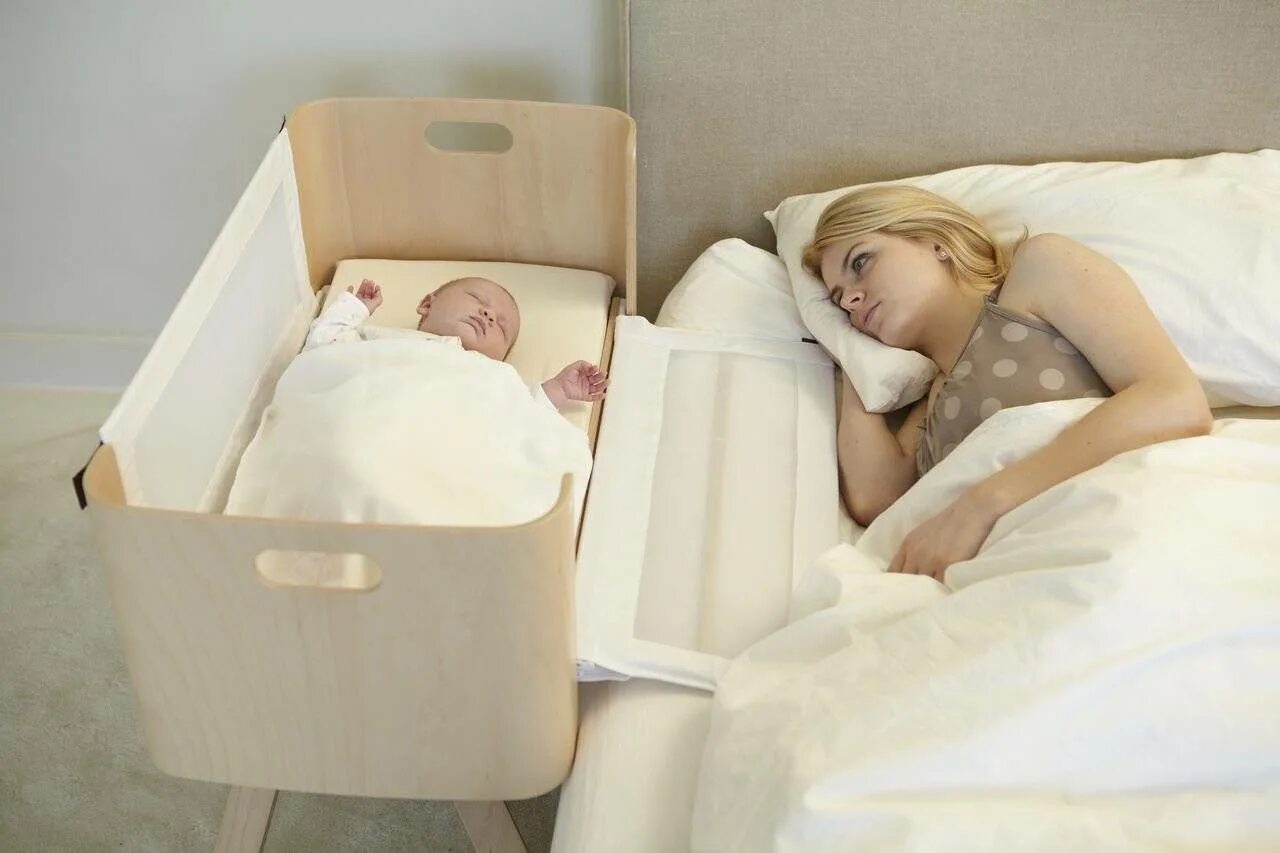 Мама у кровати ребенка. Кровать для детей. Кровать для совместного сна с ребенком. Ребенок в кроватке.