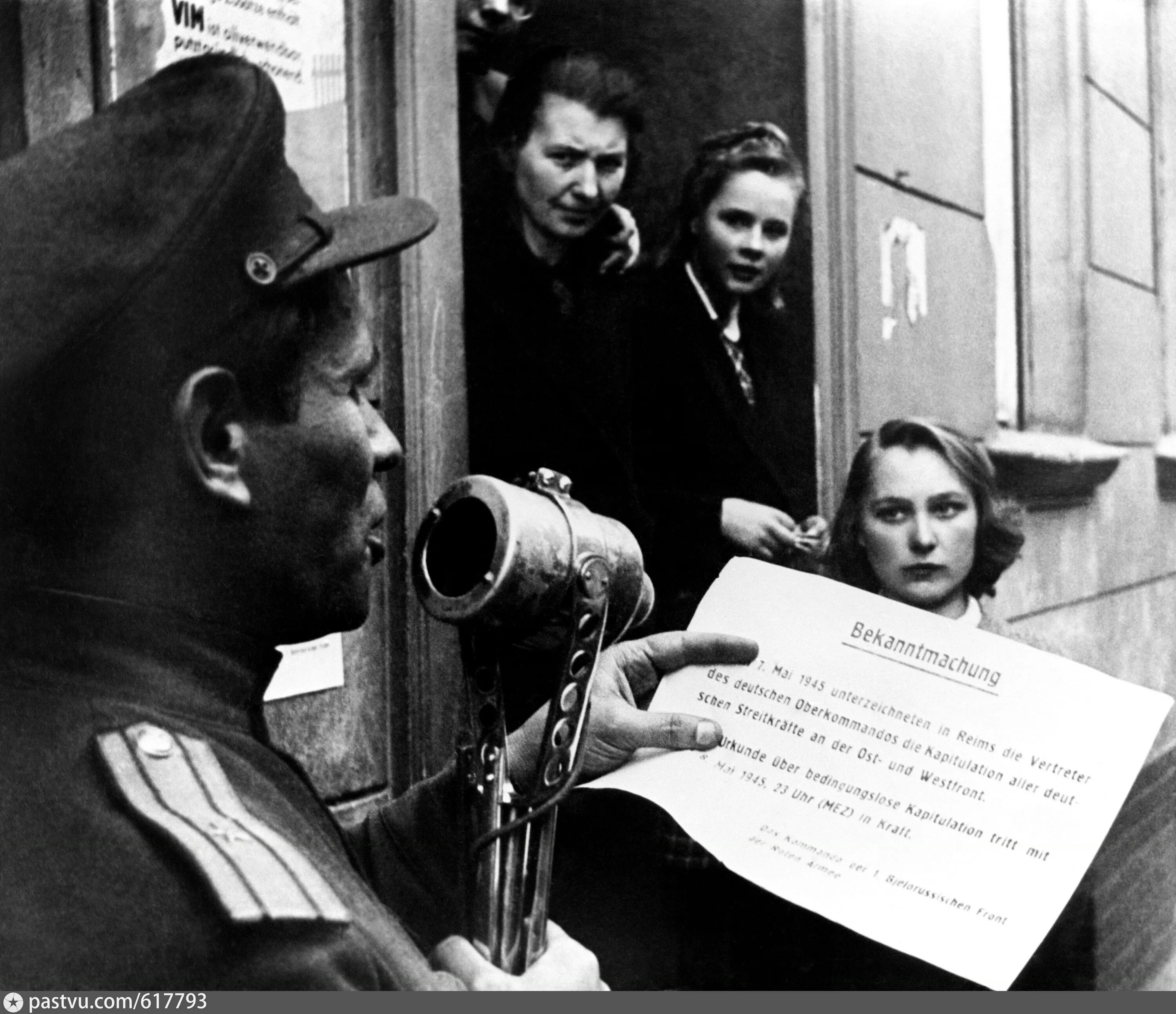 Офицеры читать. Берлин, май 1945. Берлин 8 мая 1945 года. День Победы Берлин 1945.
