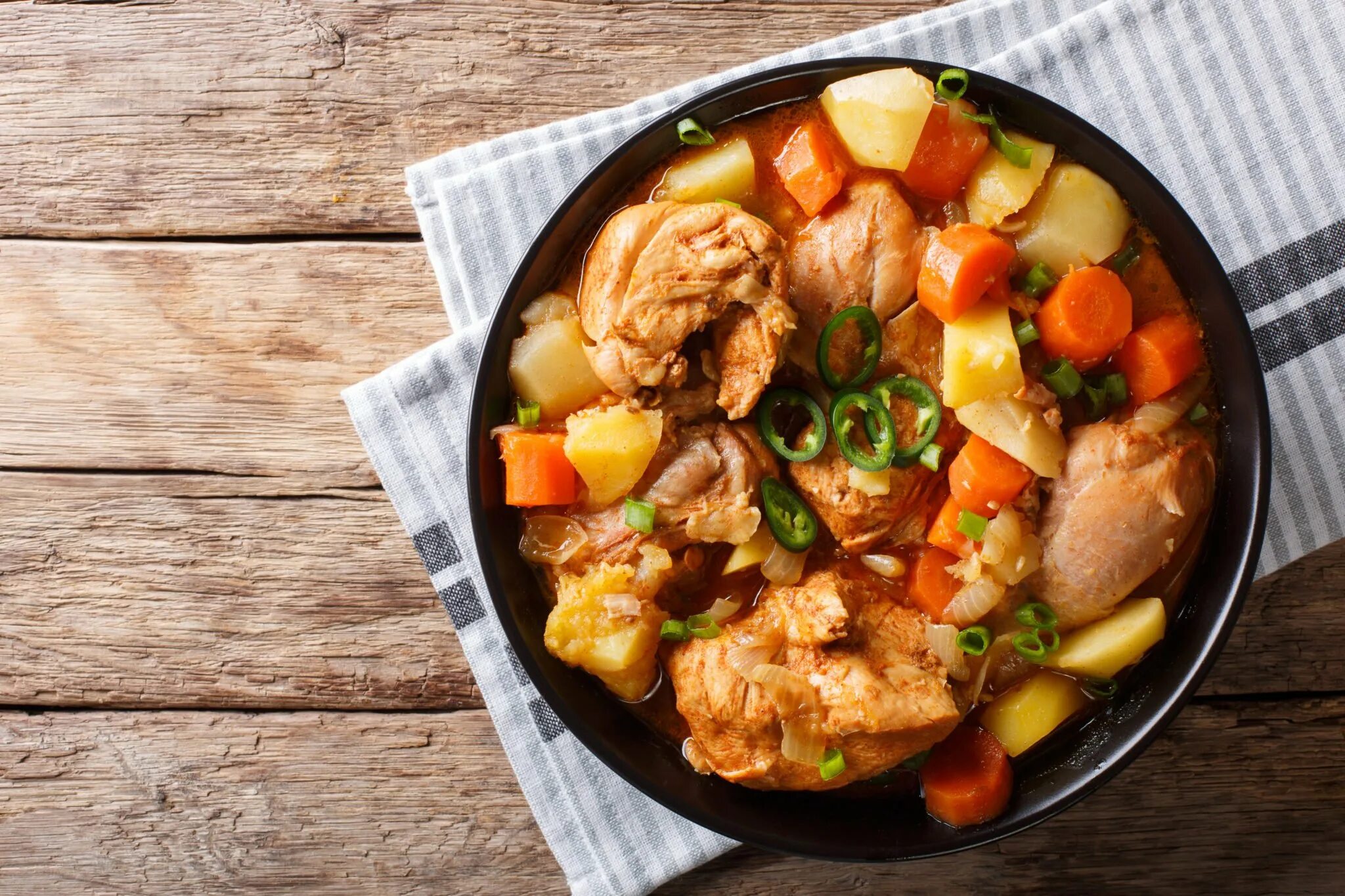 Картошка с овощами и курицей на сковороде