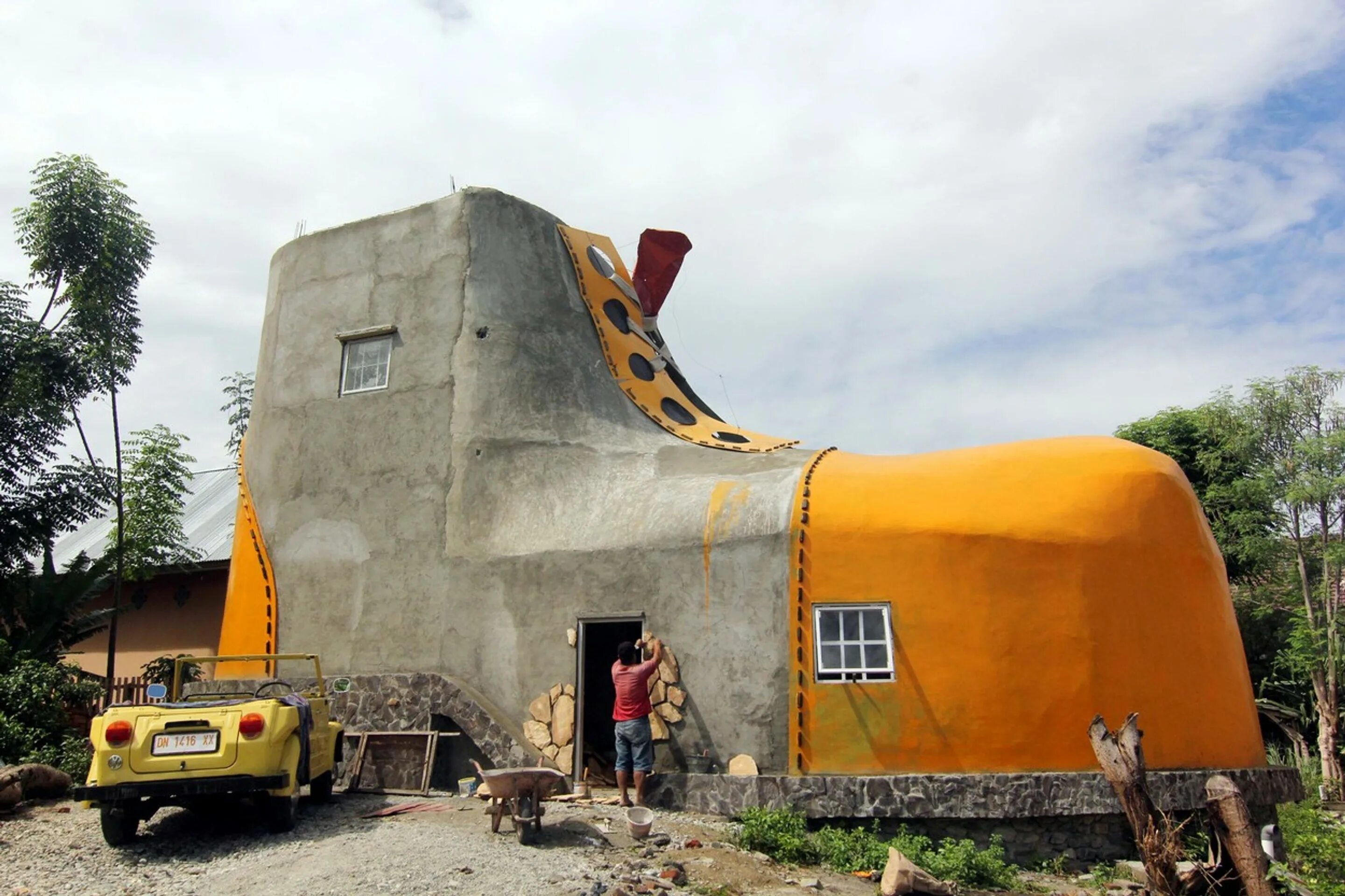 Как проходит гигантский дом. Как проходит гигантский дом. Мукеш амбани дом в мумбаи. Необычный дом ботинок. Как проходит гигантский дом.