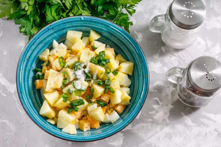 Салат с яблоком и сливочным маслом. Салат с яблоком и сыром. Салат из сыра и яблок. Салат из сельдерея с яблоком. Салат из яблок с сыром.