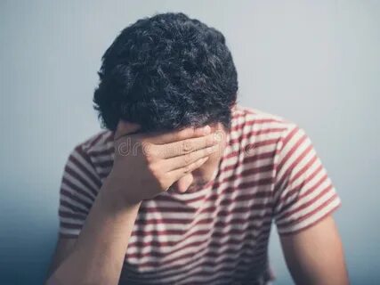 Человек кладущий руку на другого