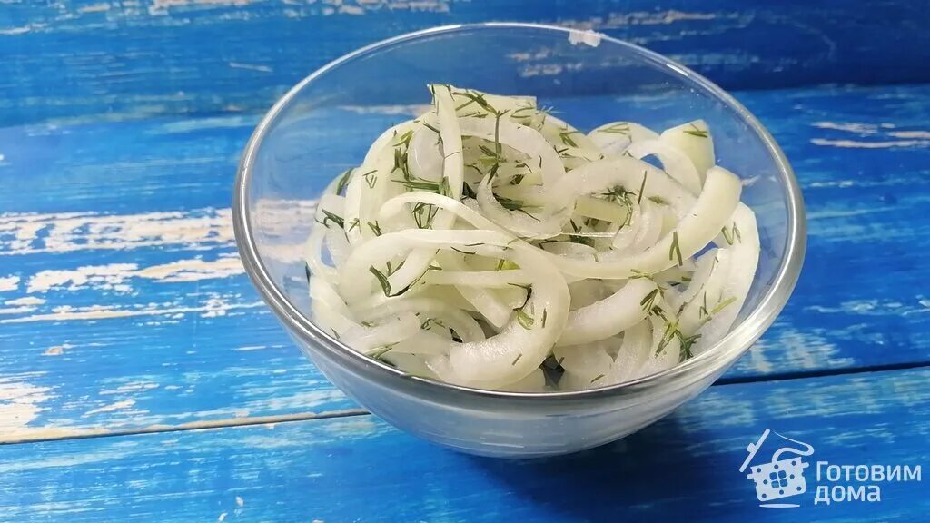Быстрый маринованный лук с яблочным уксусом - Лайфхакер
