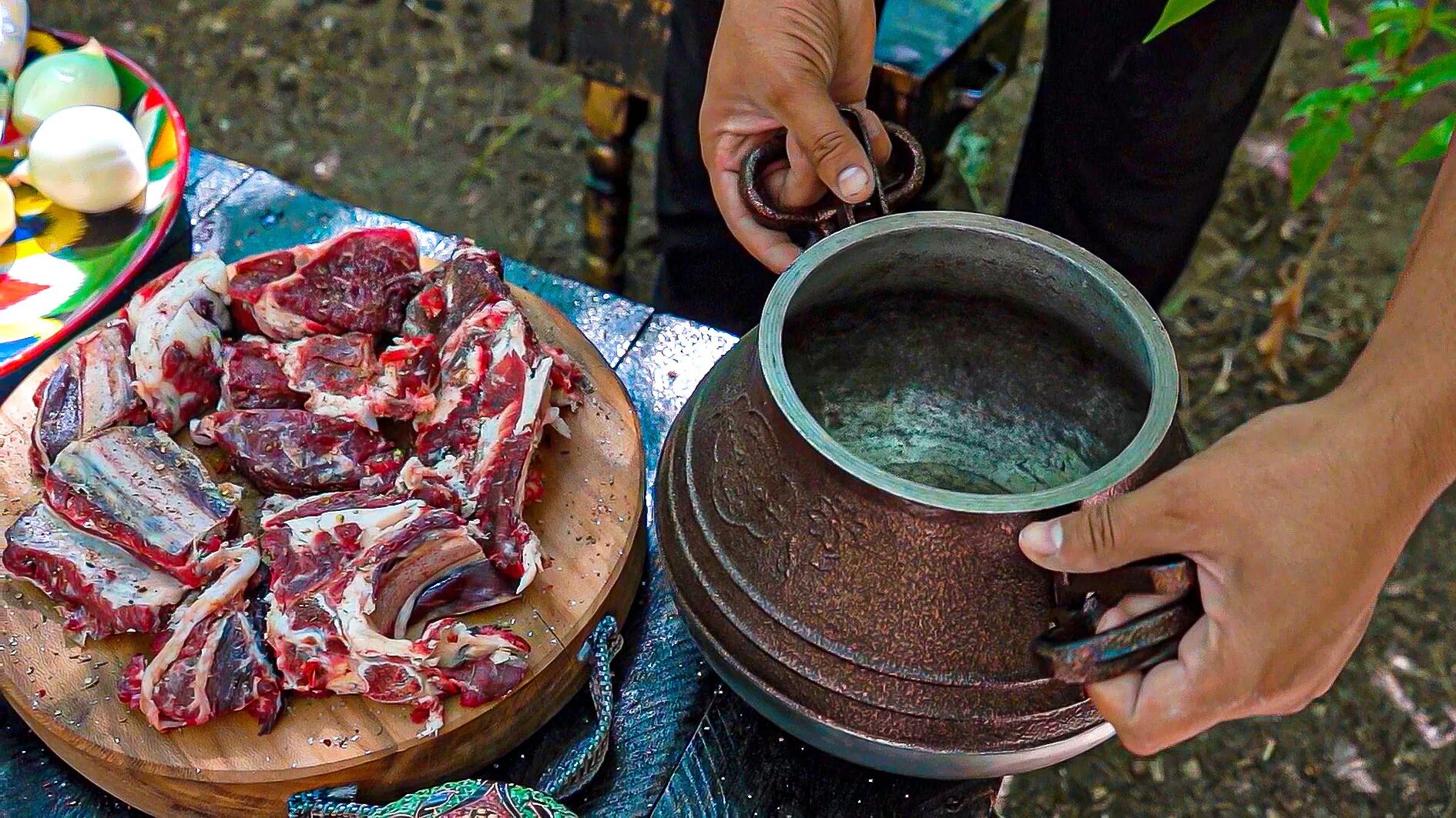 Ребра с овощами в афганском казане. Мясо в афганском казане. Шурпа в афганском казане. Тушенка в афганском казане. Афганский казан.