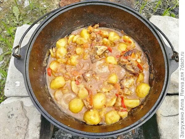 Тушенная в печи. Жаркое в чугунке в духовке. Тушёная картошка с мясом в печи. Картошка с тушенкой в казане. Говядина в кастрюле.