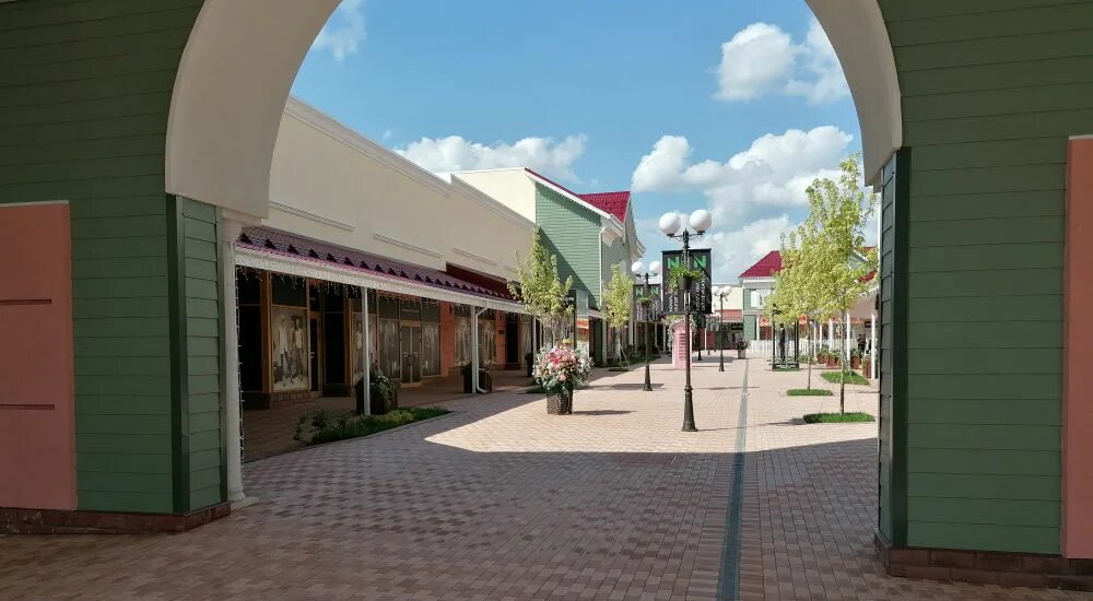 Outlet покровское village. Аутлет Рига Вилладж. Novaya Riga Outlet Village. ТЦ новая Рига Outlet Village. Новая Рига аутлет Виладж Покровское.