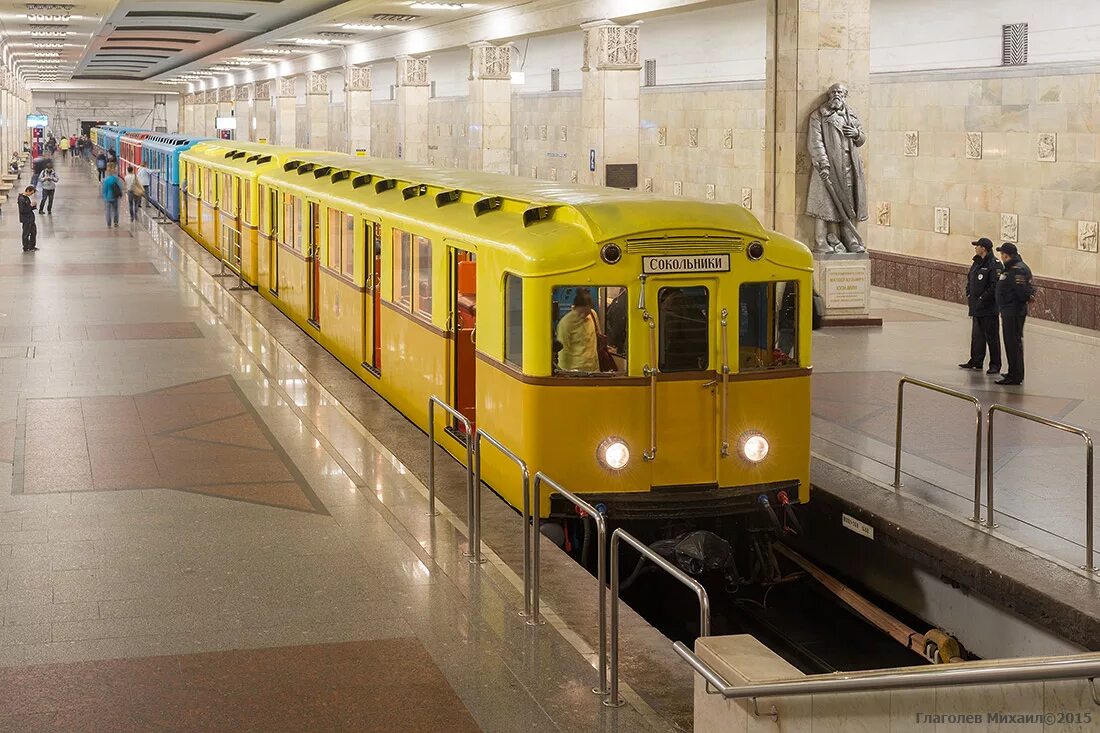 Типы метрополитена. Первые вагоны метро в Москве. Самый первый поезд метро Москвы. Первые вагоны Московского метрополитена. Вагоны типа а в Московском метро.