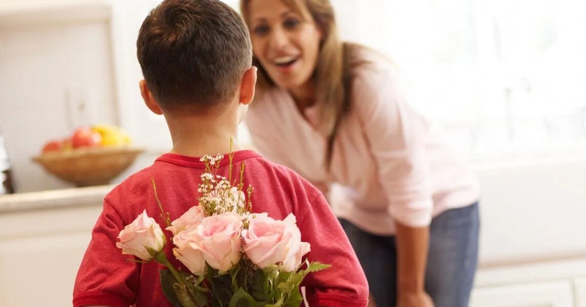 Мама простата сын. Маме дарят цветы. Ребенок дарит цветы маме. Мальчик дарит цветы маме. Дети с цветами.