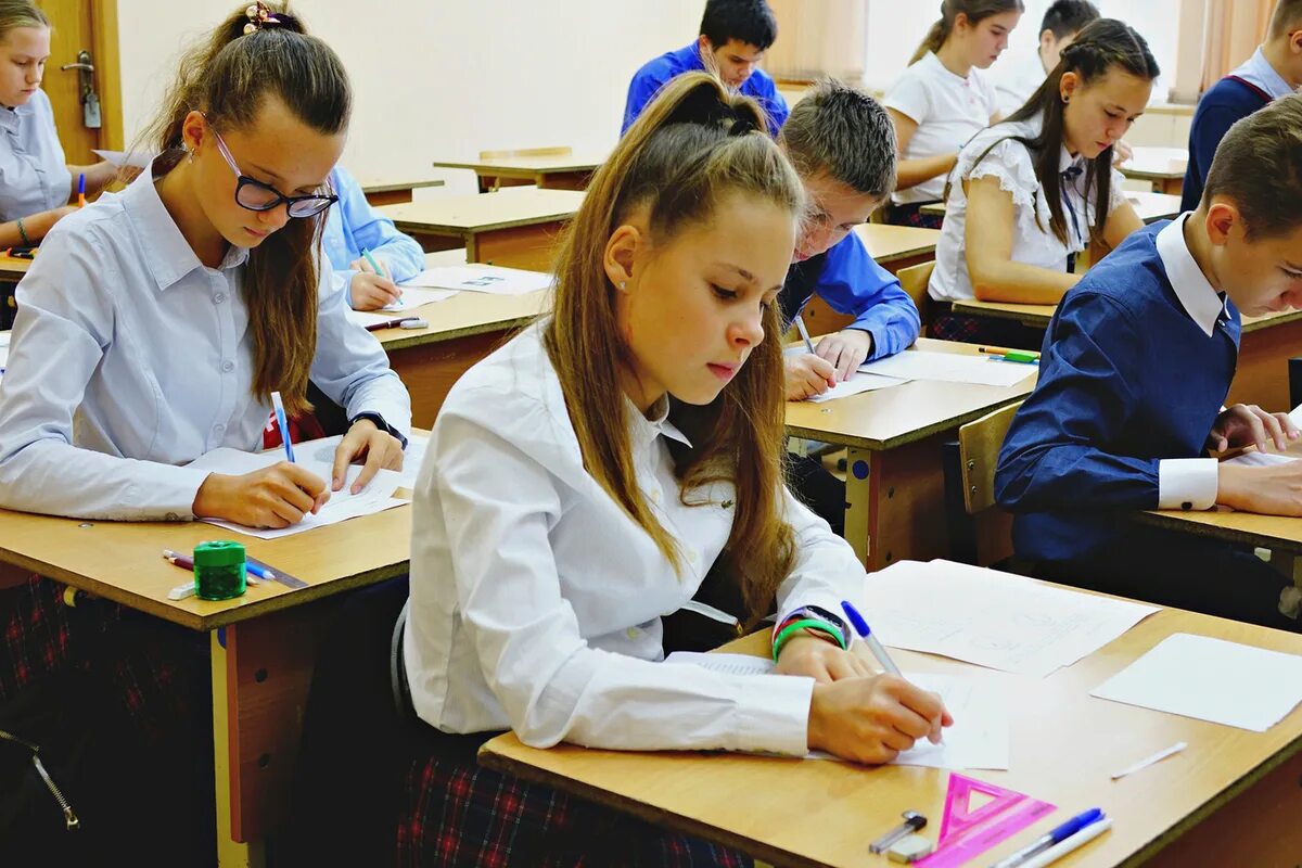 6 класс будет учиться в школе. Школьники на контрольной. ученики в школе. дети школа контрольные. контрольная в классе.