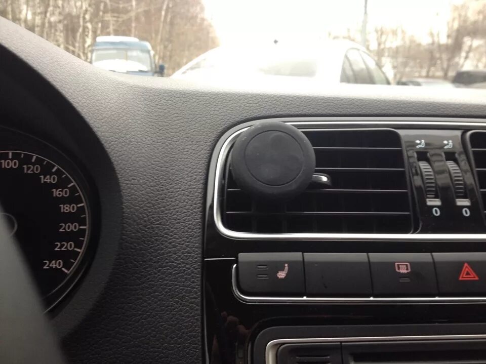 Держатели смартфона в поло седан. Крепление для телефона поло фольксваген. Vw polo sedan 2012 держатель для телефона. Крепление для телефона поло фольксваген. Магнитный держатель поло седан.